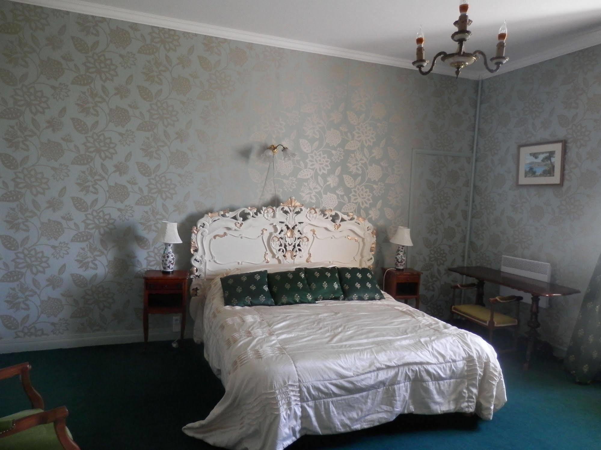 ชาโต อาร์ดิเยอ Bed & Breakfast Ardilleux ภายนอก รูปภาพ