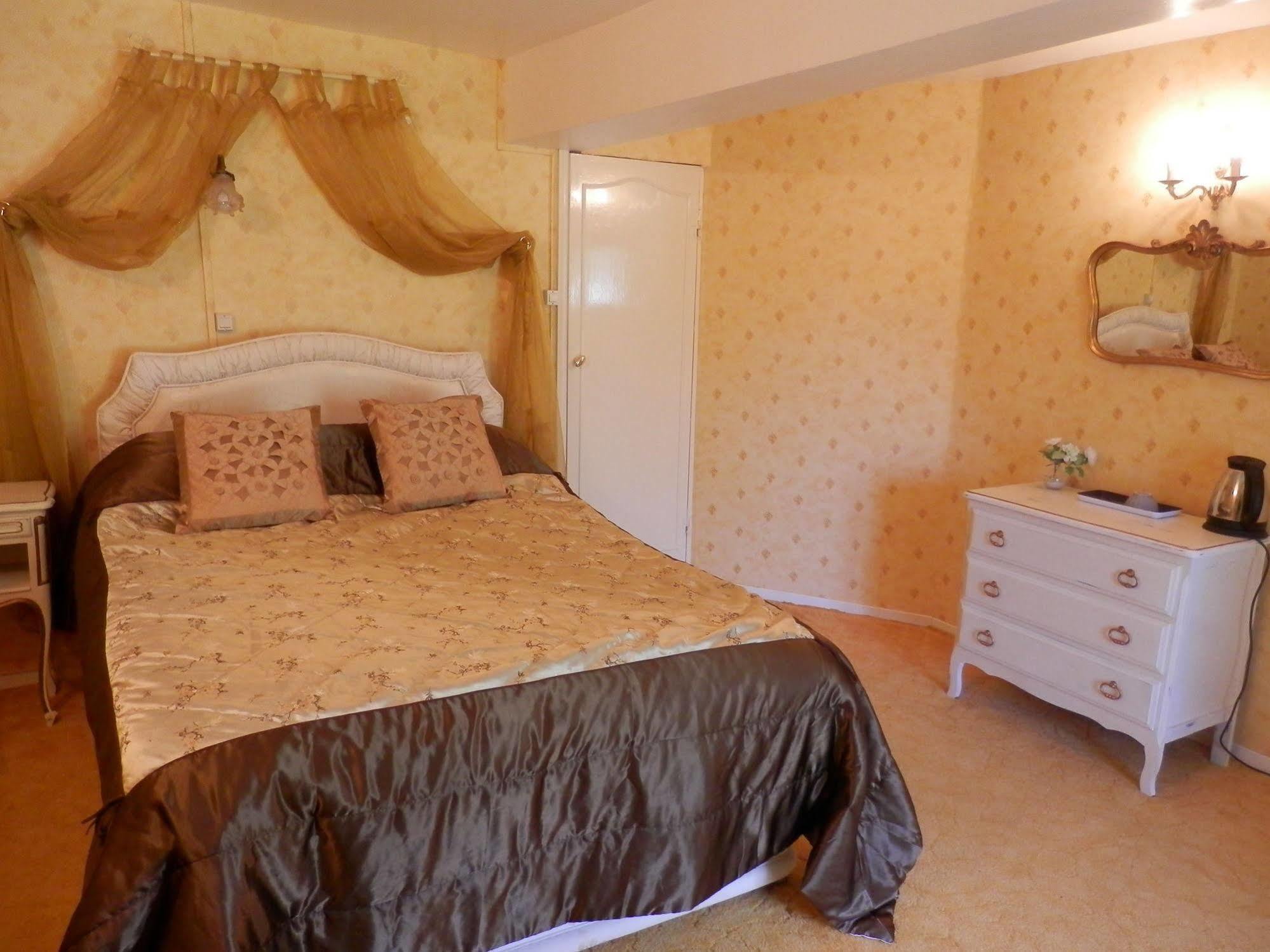 ชาโต อาร์ดิเยอ Bed & Breakfast Ardilleux ภายนอก รูปภาพ