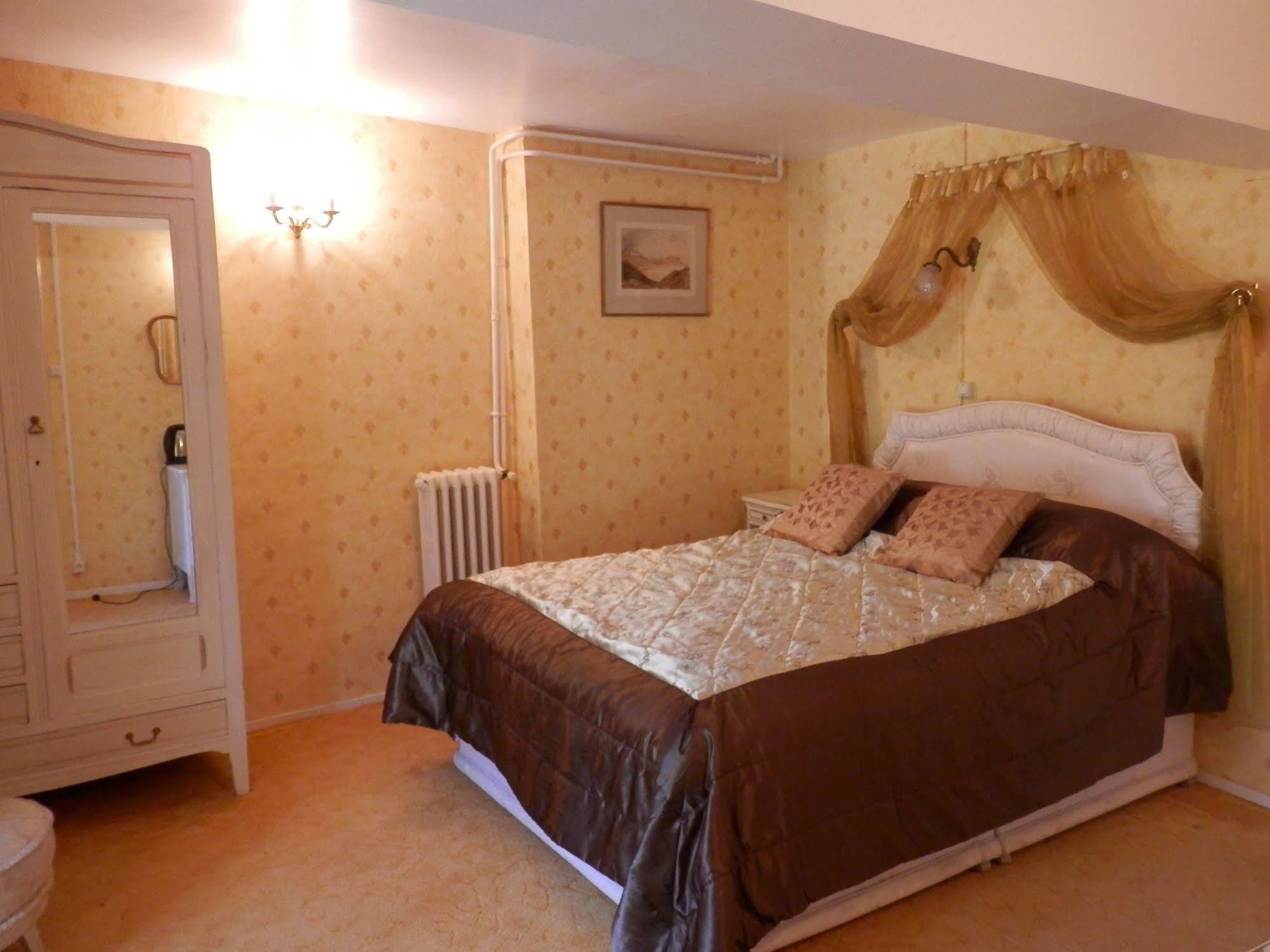 ชาโต อาร์ดิเยอ Bed & Breakfast Ardilleux ภายนอก รูปภาพ